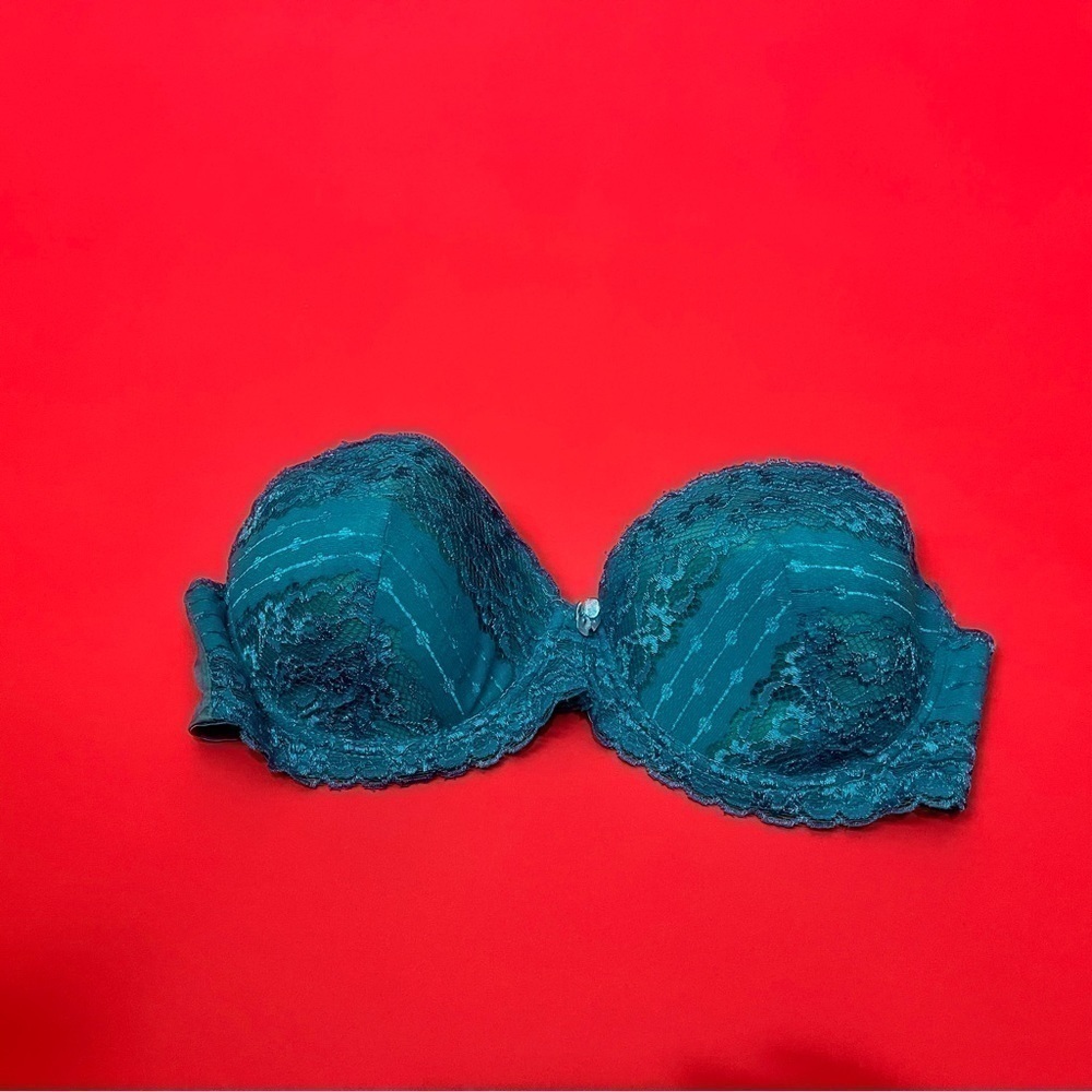 Strapless teal bra with full lace overlay 💙💚​​​​​​​​​​​​​​​​​​​​​​​